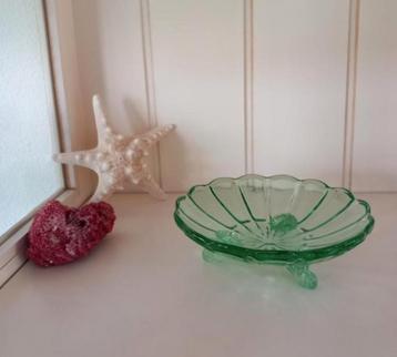 Groen schaaltje van persglas.  beschikbaar voor biedingen