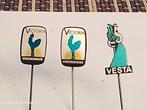 3 verschillende speldjes van Victoria vesta verzekeringen., Verzamelen, Speldjes, Pins en Buttons, Ophalen of Verzenden, Zo goed als nieuw