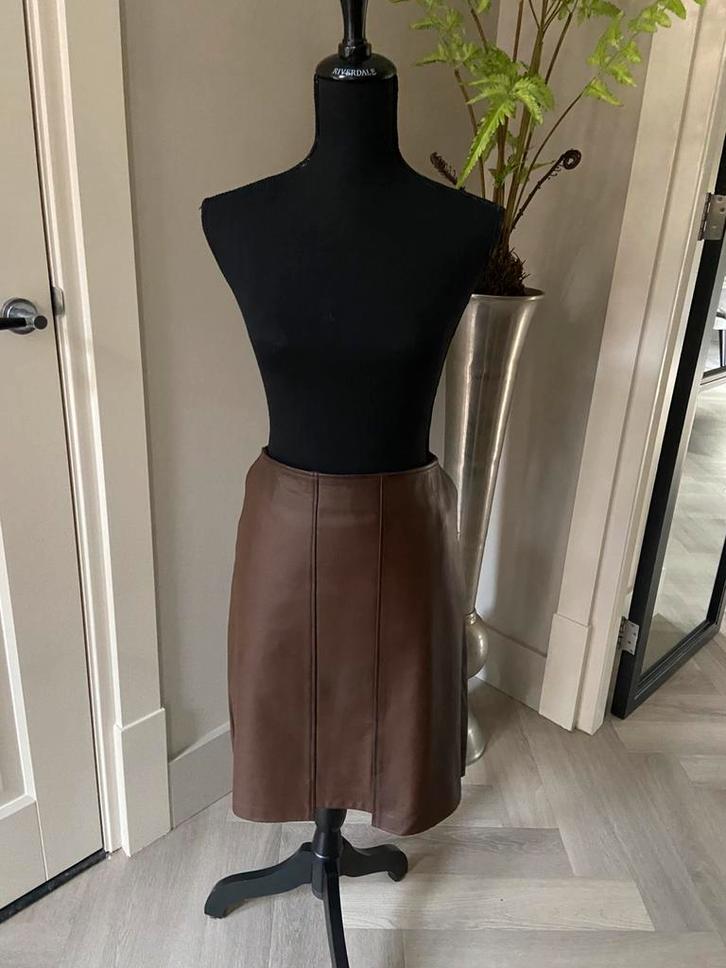 Nieuw leren rokje van Caroline Biss - mt 44 - bruin, Kleding | Dames, Rokken, Nieuw, Maat 42/44 (L), Bruin, Boven de knie, Ophalen of Verzenden