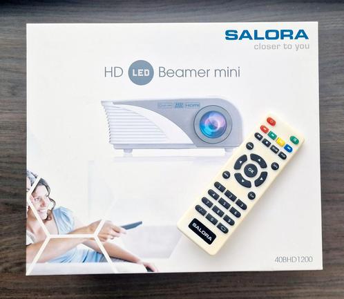 Salora mini Beamer met wall-mount (originele prijs: €140), Audio, Tv en Foto, Beamers, Zo goed als nieuw, LED, Ophalen