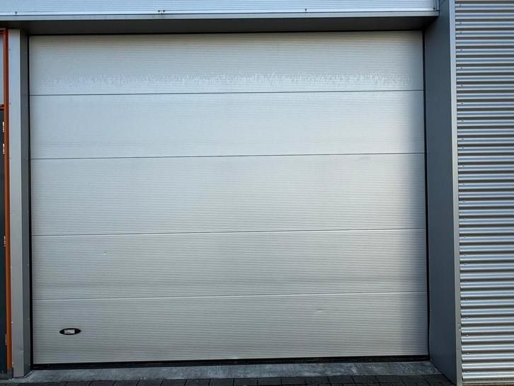 Sectionaaldeur compleet en in goede staat, Doe-het-zelf en Verbouw, Deuren en Horren, Gebruikt, Garagedeur, 215 cm of meer, 120 cm of meer