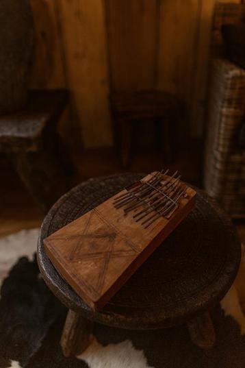 Houten kalimba (duimpiano) beschikbaar voor biedingen