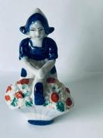 Delfts blauw beeldje. Meisje Nederlandse klederdracht mandje, Antiek en Kunst, Ophalen