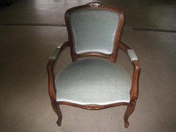 Antiek fauteuiltje met blauw fluwelen stof beschikbaar voor biedingen