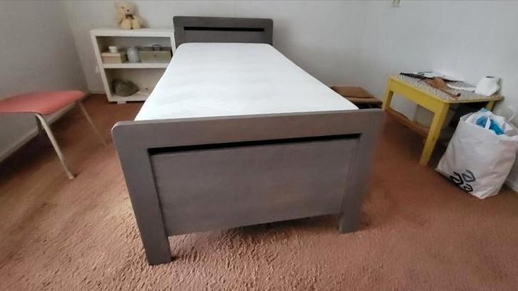 Ledikant bed zgn nieuw; grijs, Huis en Inrichting, Slaapkamer | Bedden, Zo goed als nieuw, Eenpersoons, 90 cm, 200 cm, Hout, Grijs