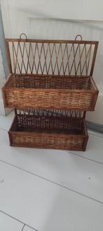 Vintage rotan wandrek met 2 bakken, Ophalen of Verzenden, Gebruikt