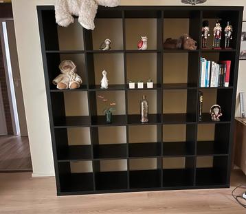 Zwarte Boekenkast beschikbaar voor biedingen