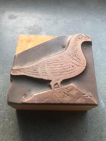 Bronzen stempel van een (post)duif beschikbaar voor biedingen