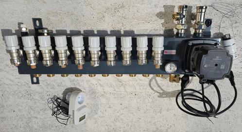 10-gr. gesloten vloerverwarmingverdeler + Grundfos upm3 pomp, Doe-het-zelf en Verbouw, Verwarming en Radiatoren, Zo goed als nieuw