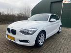 BMW 1-serie 114i EDE/ Grote scherm//Navi/Parkeer sensor/APK!, Auto's, 1-Serie, Gebruikt, 4 cilinders, Wit