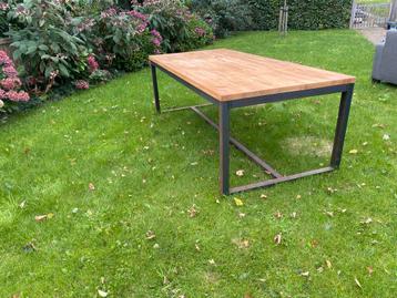 Mooie Eettafel - Hout & Metaal beschikbaar voor biedingen