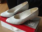 Wit leren pumps met klein hakje - maat 3.5, Schoenen met lage hakken, Wit, Ophalen of Verzenden, Doreal