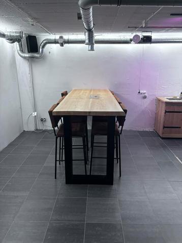 prachtige gelakte Douglas houten bartafel + 8 bar krukken beschikbaar voor biedingen