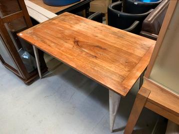 Vintage houten tafel met witte poten beschikbaar voor biedingen