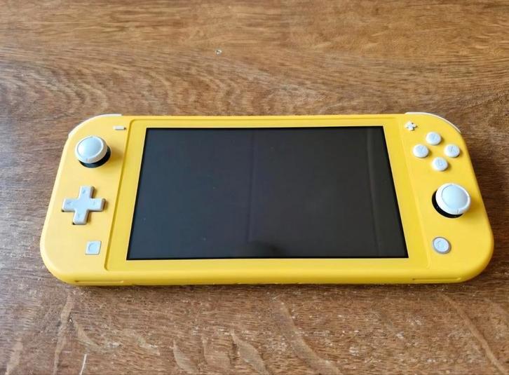 Nintendo Switch Lite (Geel) + Oplader, Spelcomputers en Games, Spelcomputers | Nintendo Switch Lite, Gebruikt, Geel, Met beschermhoes of tas