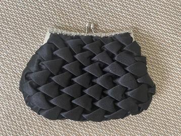 Zwarte feestelijke clutch van gevlochten satijnachtige stof beschikbaar voor biedingen