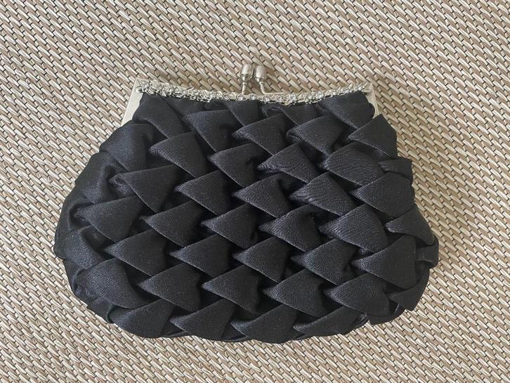 Zwarte feestelijke clutch van gevlochten satijnachtige stof, Sieraden, Tassen en Uiterlijk, Tassen | Damestassen, Zo goed als nieuw