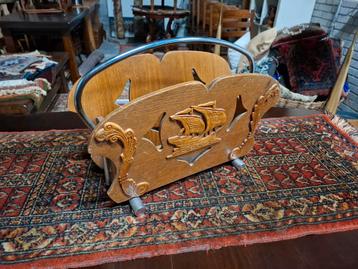 Super leuke Vintage lectuurbak metaal met hout bestoken. Zie beschikbaar voor biedingen