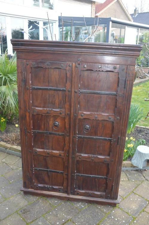 Vintage India kast van tropisch hardhout met metaal beslag, Huis en Inrichting, Kasten | Wandmeubels, Gebruikt, 150 tot 200 cm