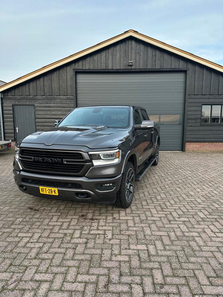 DODGE RAM 1500 BJ 2021 LARAMIE, Auto's, Bestelauto's, Bedrijf, LPG, Automaat, Origineel Nederlands, Zilver of Grijs, Vierwielaandrijving