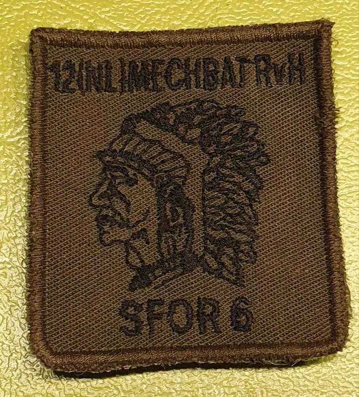 12(NL)MECHBAT RvH SFOR 6 Borstembleem.Jaartal1999.Nieuwstaat, Verzamelen, Militaria | Algemeen, Landmacht, Embleem of Badge, Nederland