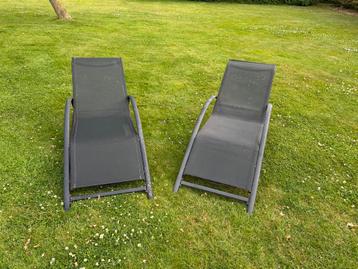 Twee ligstoelen relaxstoelen  beschikbaar voor biedingen