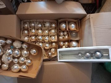 Retro kerstballen beschikbaar voor biedingen