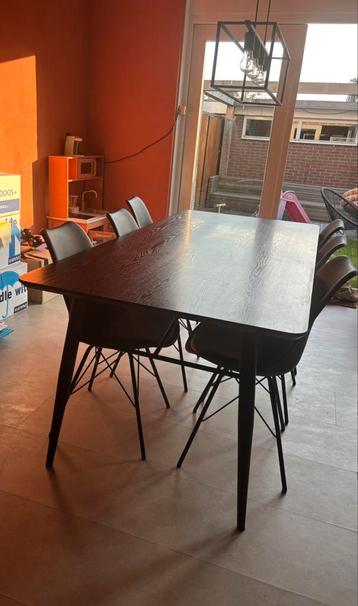 Zwarte eettafel