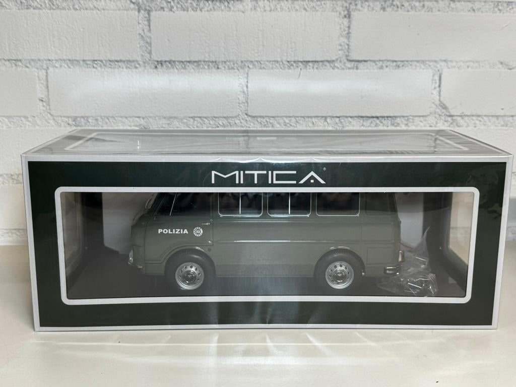 MITICA 1:18 ALFA ROMEO F12 MINIBUS 1S POLIZIA NIEUW IN DOOS, Ophalen of Verzenden, Nieuw, Auto, Bburago