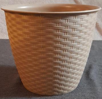 Paragon Plastics Ltd. Beige Bloempot beschikbaar voor biedingen