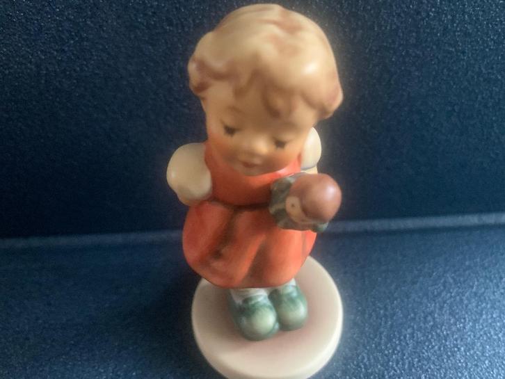Prachtig porseleinen M.J Hummel beeldje, Verzamelen, Beelden en Beeldjes, Zo goed als nieuw, Hummel, Ophalen of Verzenden