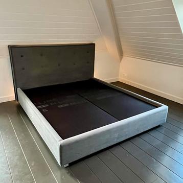 Vtwonen 2-persoonsbed 180x200 + M line matrassen en bodem beschikbaar voor biedingen