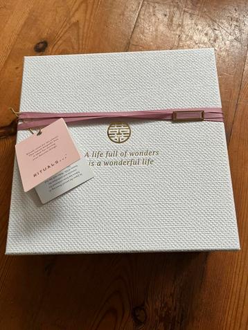 Bewaardoos Rituals roze wit beschikbaar voor biedingen