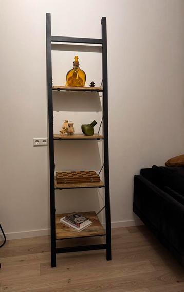 Leuke wandkast beschikbaar voor biedingen