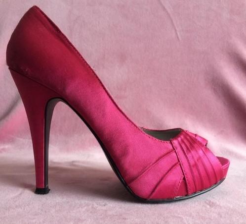 Sexy roze satijnen peeptoe pumps met stiletto hak mt 38.5, Kleding | Dames, Schoenen, Zo goed als nieuw, Zwart, Ophalen of Verzenden