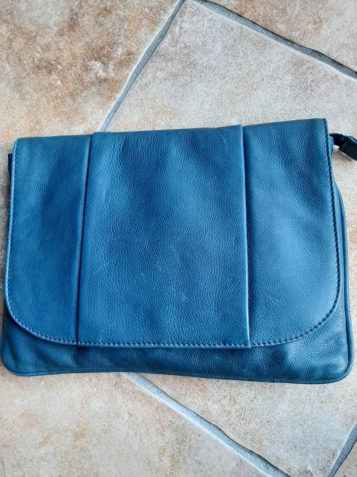 Burkely blauw leren enveloppe/ schoudertas of clutch, Sieraden, Tassen en Uiterlijk, Tassen | Schoudertassen, Zo goed als nieuw