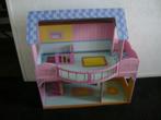 houten barbie poppenhuis met barbie uitschuifbaar bed 90hx80, Poppenhuis, Zo goed als nieuw, Ophalen