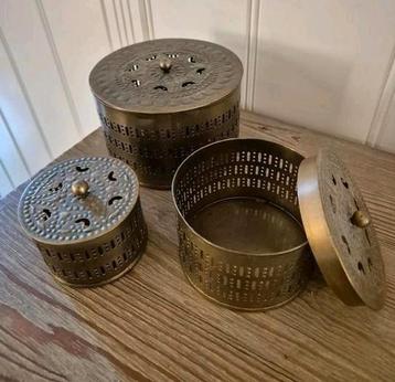 3 metalen doosjes beschikbaar voor biedingen