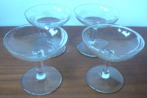 4 antieke likeurglaasjes met ingeslepen versiering van graan, Antiek en Kunst, Antiek | Glas en Kristal, Ophalen of Verzenden