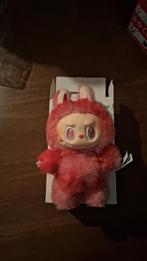 Rode labubu Love big into energy, Verzamelen, Verzenden, Beeldje of Poppetje