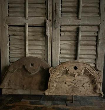 Houten ornament op standaard beschikbaar voor biedingen
