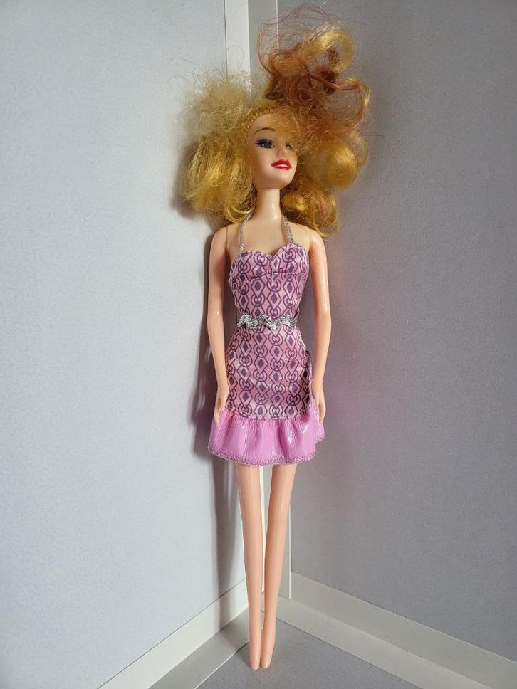 Barbiepop met paarse jurk, Kinderen en Baby's, Speelgoed | Poppen, Zo goed als nieuw, Barbie, Ophalen of Verzenden