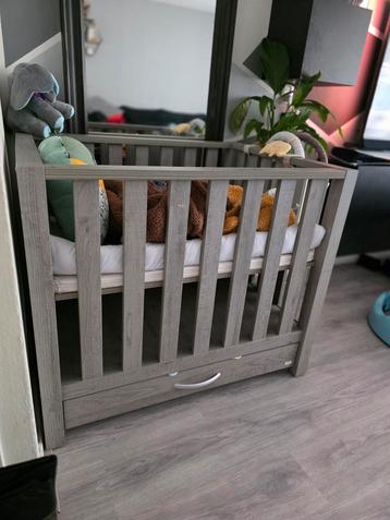 Super leuke box met matrasje, boxkleed en opbergzak.  beschikbaar voor biedingen