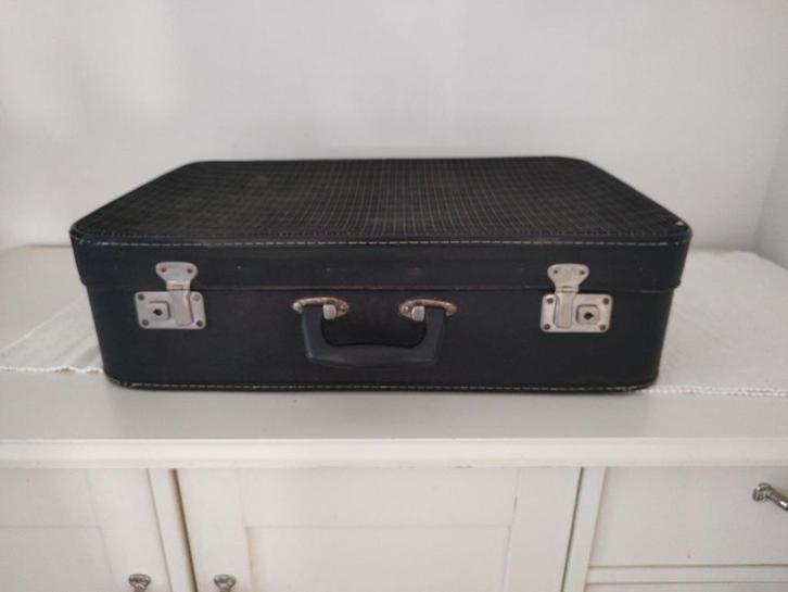 K412 VINTAGE zwarte jaren 60 koffer van geperst karton, Sieraden, Tassen en Uiterlijk, Koffers, Gebruikt, Overige materialen, 60 tot 70 cm