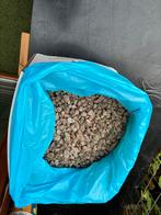 Gratis Doos gevuld met rood grind, Tuin en Terras, Grind, Keien en Split, Ophalen, Zo goed als nieuw, Overige materialen
