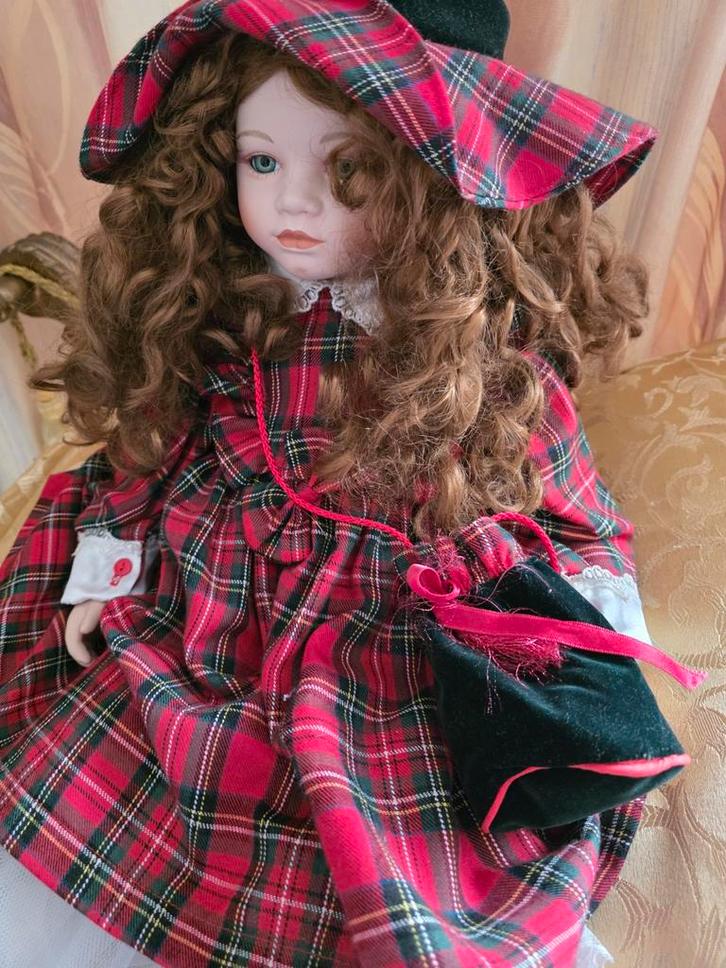 Vintage Alberon  Porseleinen Pop met Ruitjesjurk, Verzamelen, Poppen, Zo goed als nieuw, Overige typen, Ophalen