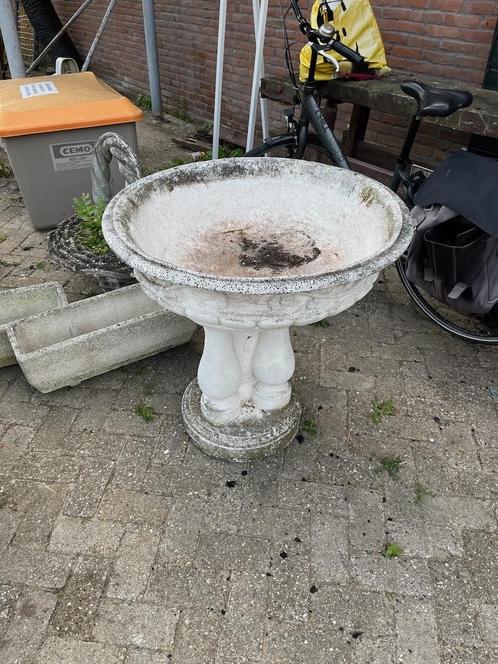 Schaal op voet van Beton, Tuin en Terras, Bloembakken en Plantenbakken, Gebruikt, Beton, Binnen, Balkon, Tuin, 60 cm of meer, 60 tot 100 cm
