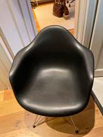 4 zwarte kuipstoelen met stalen frame (Vitra Eames replica), Huis en Inrichting, Stoelen, Ophalen, Kunststof, Zwart, Zo goed als nieuw