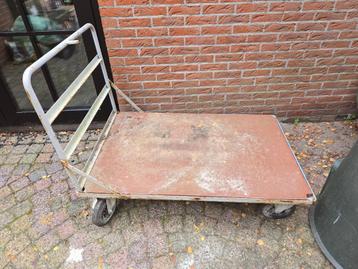 Handig transportkarretje 80x125 en 30cm hoog beschikbaar voor biedingen