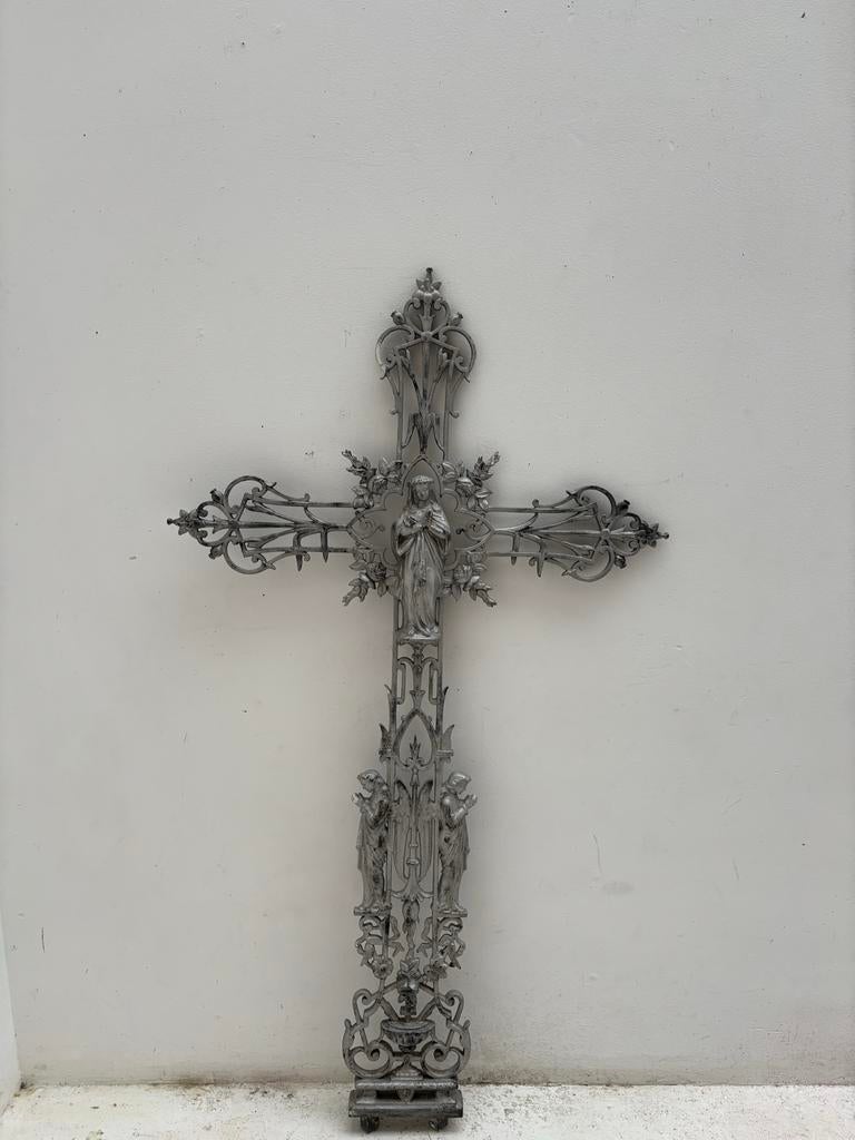 Antiek metalen kruis met Maria en engelen, Antiek en Kunst, Antiek | Religie, Ophalen